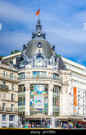 Il centro commerciale BHV Marais sulla famosa Rue de Rivoli a Hôtel de Ville, Parigi, Francia Foto Stock