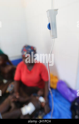 L'Africa. Sotouboua ospedale. Unità pediatrica. Gocciolamento di glucosio. Il Togo. Foto Stock