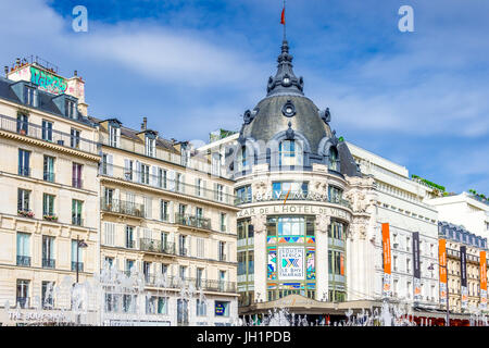 Il centro commerciale BHV Marais sulla famosa Rue de Rivoli a Hôtel de Ville, Parigi, Francia Foto Stock