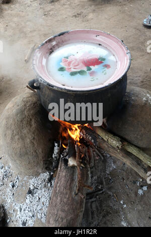 Pasto africana per la cottura su un fuoco. Il Togo. Foto Stock