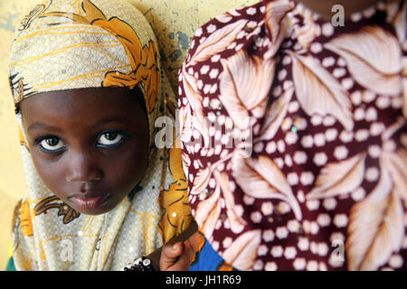 Africain bambina indossa velo musulmano. Il Togo. Foto Stock