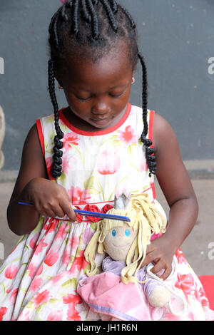 Ragazza africana giocando con una bambola. Lomé. Il Togo. Foto Stock