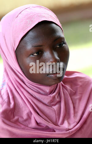 Africain bambina indossa velo musulmano ( hidjab ). Lomé. Il Togo. Foto Stock