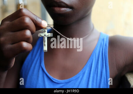 Pendente con Gesù Cristo crocifisso. Lomé. Il Togo. Foto Stock