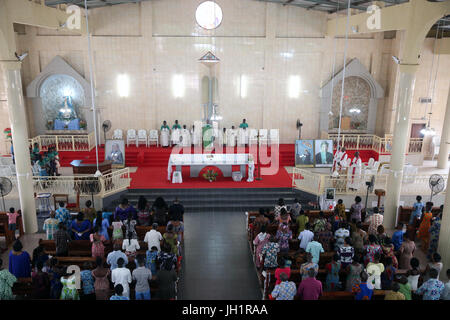 Domenica mattina catholic mass. Lomé. Il Togo. Foto Stock