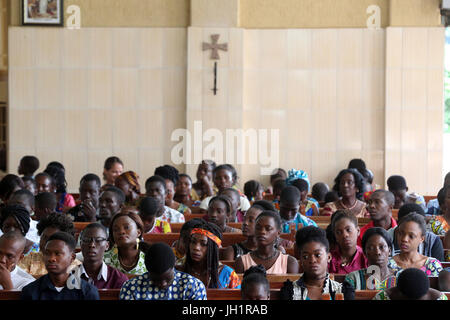 Domenica mattina catholic mass. Lomé. Il Togo. Foto Stock