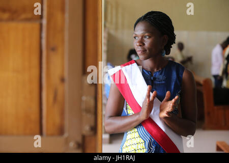 Domenica mattina catholic mass. Lomé. Il Togo. Foto Stock
