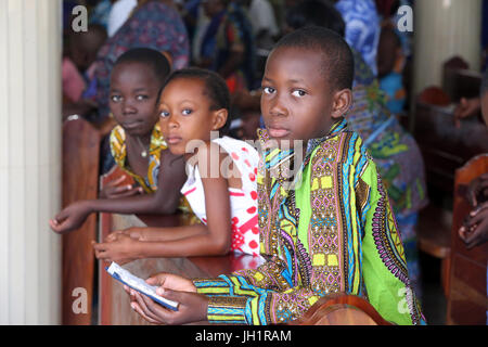 Domenica mattina catholic mass. Lomé. Il Togo. Foto Stock