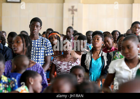 Domenica mattina catholic mass. Lomé. Il Togo. Foto Stock
