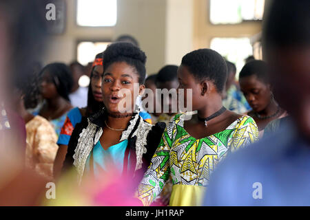 Domenica mattina catholic mass. Lomé. Il Togo. Foto Stock