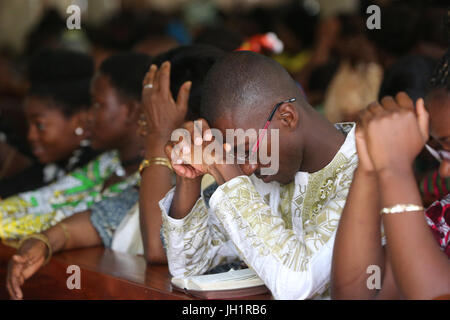 Domenica mattina catholic mass. La preghiera. Lomé. Il Togo. Foto Stock