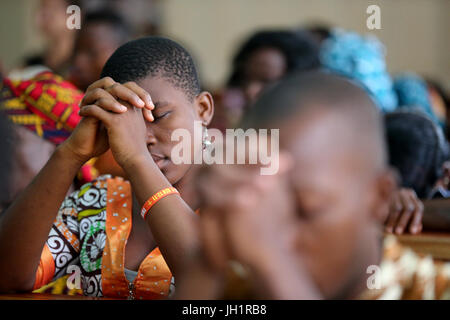 Domenica mattina catholic mass. La preghiera. Lomé. Il Togo. Foto Stock