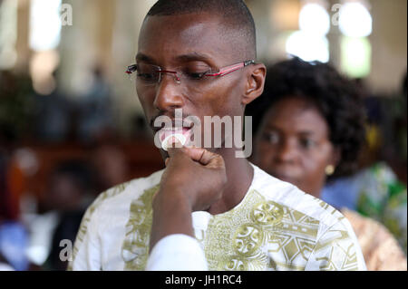 Domenica mattina catholic mass. Lomé. Il Togo. Foto Stock