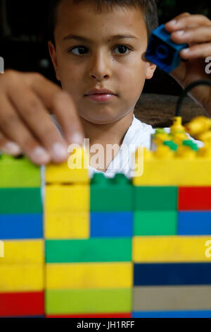 Bambino di 9 anni che gioca con Lego Set Foto stock - Alamy