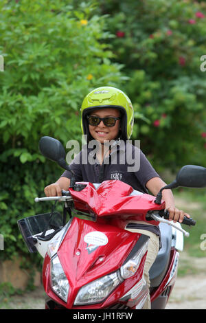 Ragazzo su uno scooter. Thailandia. Foto Stock