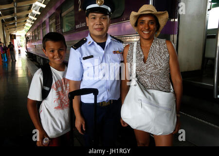 I viaggiatori e il treno manager in Chiang Mai La stazione ferroviaria. Thailandia. Foto Stock