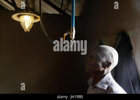 Augustin e Firenze Barakurraha appartengono a un agricoltori' gruppo. Essi utilizzano le loro mucche " concime a produrre biogaz. Essi hanno ricevuto un finanziamento da Uganda Kolpi Foto Stock