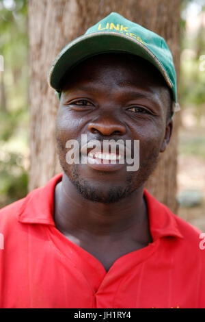 Innocenzo Mbabazi corre un vivaio. Egli ha ricevuto 2 prestiti da ENCOT microfinanza. Uganda. Foto Stock