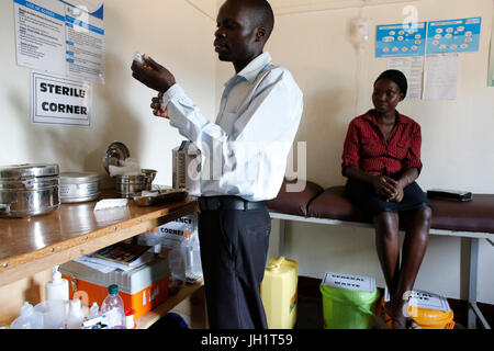Bweyale Medical Center. Il medico e il paziente. Uganda. Foto Stock