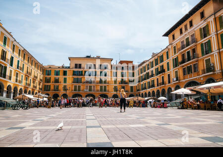 Palma de Mallorca, Spagna - 27 Maggio 2016: gli artisti di strada sul mercato a Placa Major Foto Stock
