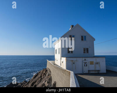 Faro in Norvegia, su un cliffedge Foto Stock