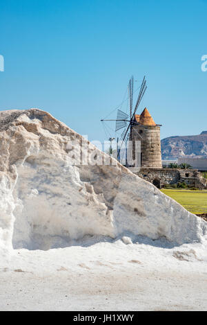 Per la produzione di sale e mulino a vento a Trapani, sulla costa occidentale della Sicilia, Italia. Foto Stock