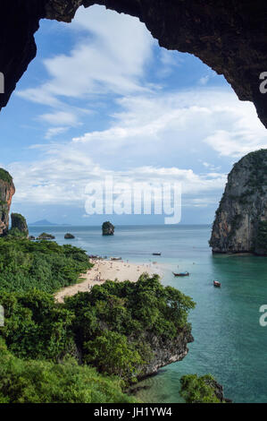 Lime formazioni di pietra e la spiaggia si vede da una grotta, Phra Nang, Railay Beach, Krabi, Thailandia Foto Stock