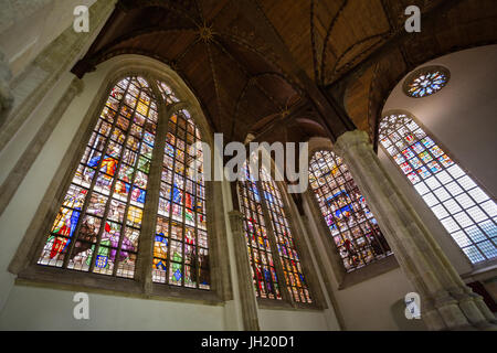 Vecchia chiesa o De Oude Kerk DI AMSTERDAM, PAESI BASSI - JULI 7, 2017: Interni: famose vetrate nella Cappella di Maria. Foto Stock