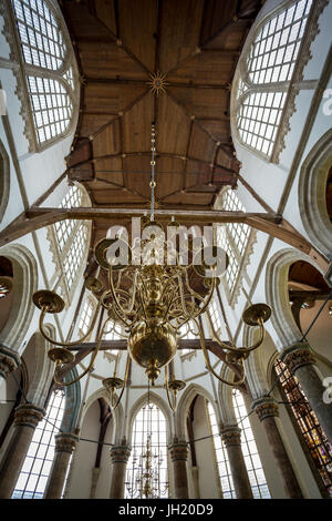 Vecchia chiesa o De Oude Kerk DI AMSTERDAM, PAESI BASSI - JULI 7, 2017: Interni: lampadario appeso in alto coro con il grande tetto in legno. Foto Stock