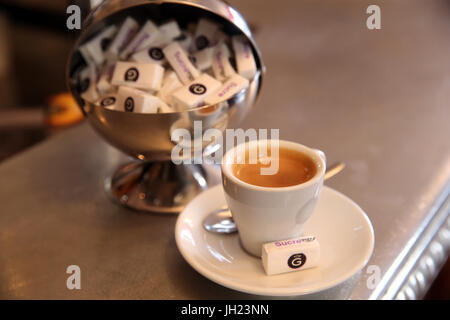 Tazza di caffè in un caffè di Parigi. La Francia. Foto Stock