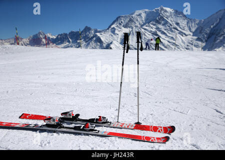 Sulle Alpi francesi. Sci e poli bloccato nella neve. Del massiccio del Monte Bianco. La Francia. Foto Stock