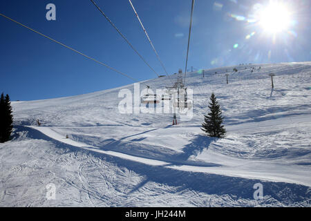 Sulle Alpi francesi. Seggiovia. La Francia. Foto Stock