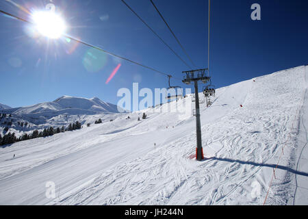 Sulle Alpi francesi. Seggiovia. La Francia. Foto Stock