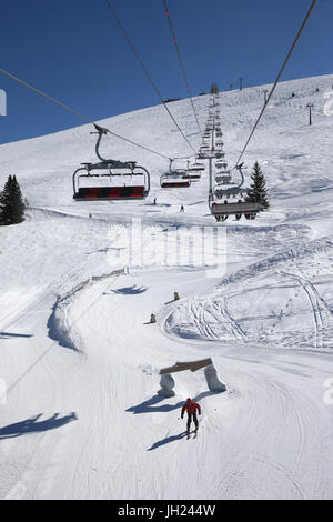 Sulle Alpi francesi. Seggiovia. La Francia. Foto Stock