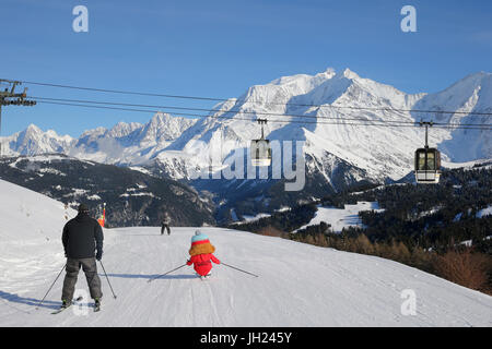 Sulle Alpi francesi. Charlotte la marmotta : mascotte di Saint-Gervais Mont-Blanc. Il massiccio del Monte Bianco, la più alta montagna d'Europa. La Francia. Foto Stock