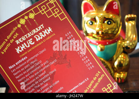 Menu e il Maneki Neko-noto anche come accogliente Cat, Lucky Cat, denaro Cat o Fortune Cat. Foto Stock