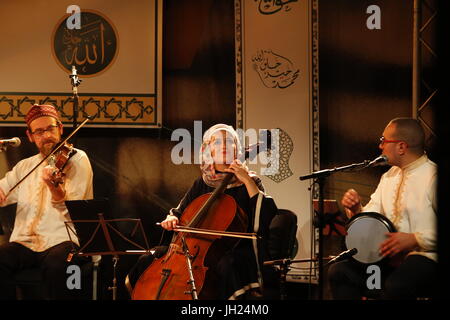 Al-Firdaus banda sufi di eseguire presso il nuovo mattino, Parigi. La Francia. Foto Stock