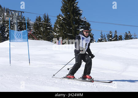 Elie Semoun faisant du ski dans les Alpes. La Francia. La Francia. Foto Stock