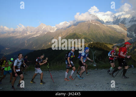 Il Ultra-Trail du Mont-Blanc. Un singolo stadio ultramarathon di montagna nelle Alpi. La Francia. Foto Stock