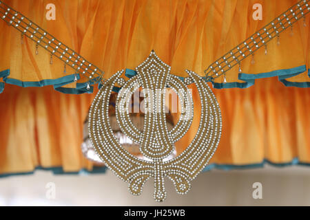 Gurdwara Sahib Silat su strada ( Silat strada tempio sikh ). Khanda (Sikh simbolo). Singapore. Foto Stock