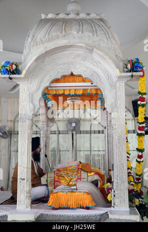 Gurdwara Sahib Silat su strada ( Silat strada tempio sikh ). Bhai Maharaj Singh Memorial. Tha Palki. Il Guru Granth Sahib sikh libro santo. Singapore. Foto Stock