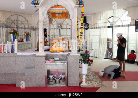 Gurdwara Sahib Silat su strada ( Silat strada tempio sikh ). Bhai Maharaj Singh Memorial. Tha Palki. Il Guru Granth Sahib sikh libro santo. Singapore. Foto Stock