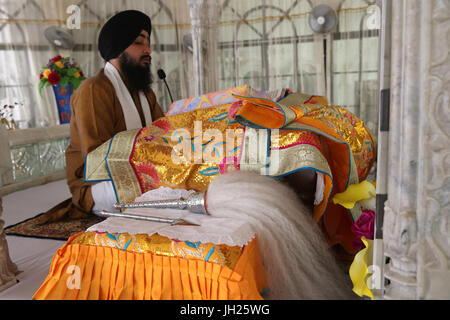 Gurdwara Sahib Silat su strada ( Silat strada tempio sikh ). Bhai Maharaj Singh Memorial. Tha Palki. Il Guru Granth Sahib sikh libro santo. Singapore. Foto Stock