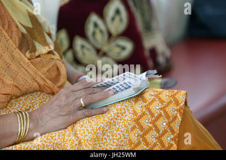 Gurdwara Sahib Silat su strada ( Silat strada tempio sikh ). Donna Sikh di lettura libro sacro. Singapore. Foto Stock