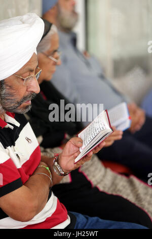 Gurdwara Sahib Silat su strada ( Silat strada tempio sikh ). Uomo di religione sikh di lettura libro sacro. Singapore. Foto Stock