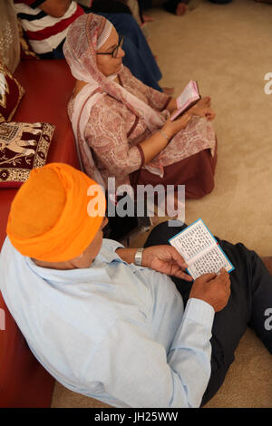 Gurdwara Sahib Silat su strada ( Silat strada tempio sikh ). Uomo di religione sikh di lettura libro sacro. Singapore. Foto Stock