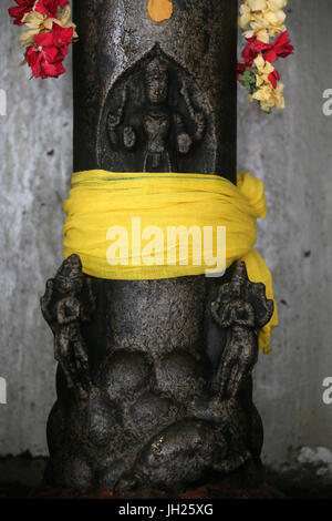 Sri Thendayuthapani tempio indù (Chettiars' tempio). Lingam con fiori. Singapore. Foto Stock