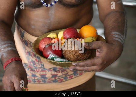 Sri Thendayuthapani tempio indù (Chettiars' tempio). Puja tradizionale thali. . Singapore. Foto Stock