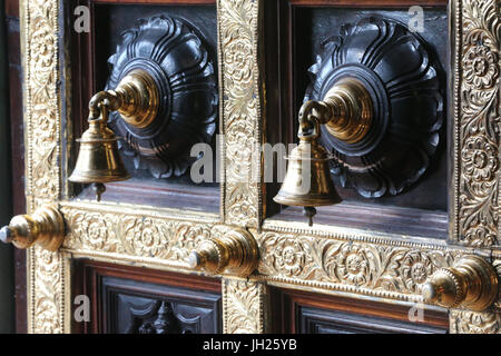 Sri Veeramakaliamman tempio indù. Tempio della porta con le campane. Singapore. Foto Stock