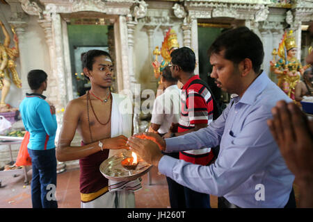 Sri Veeramakaliamman tempio indù. Devoti indù durante una preghiera del mattino o puja. Singapore. Foto Stock